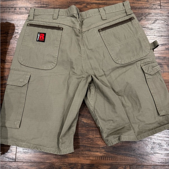 Wrangler Cargo Shorts with Sturdy Material - Picture 3 of 4